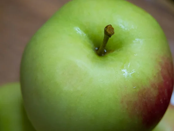 Ein Großer Grüner Apfel Eine Nahaufnahme Ein Nasser Apfel — Stockfoto
