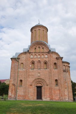 Ukrayna 'nın Chernihiv şehrindeki ortaçağ tuğla kilisesi. Ortaçağ mimarisi. Bulutlu bir günde kilise. Chernihiv 'deki Cuma Kilisesi.