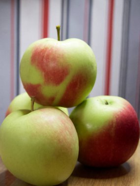 Bir demet sulu kırmızı kenarlı elma, yakın çekim. Olgun meyve.