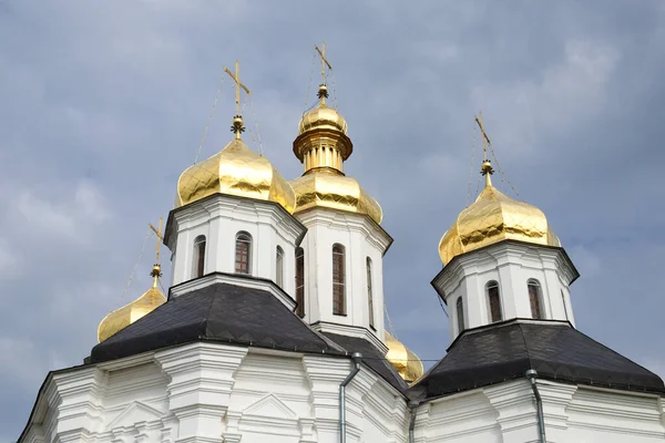 Позолоченные Купола Древней Православной Церкви Против Неба Церковь Екатерины — стоковое фото
