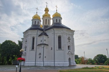 Ukrayna 'nın Chernihiv kentindeki St. Catherine Ortodoks Kilisesi' nin üzerinde güzel bulutlu bir gökyüzü. Ukrayna barok mimarisinin bir örneği. Kilise Kazak döneminde inşa edildi.