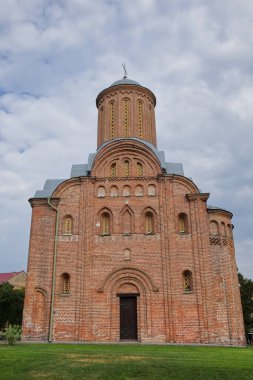 Ukrayna 'nın Chernihiv şehrindeki ortaçağ tuğla kilisesi. Ortaçağ mimarisi. Bulutlu bir günde kilise. Chernihiv 'deki Cuma Kilisesi (Torg' daki St. Paraskevi Kilisesi) Ortodoks kilisesidir..