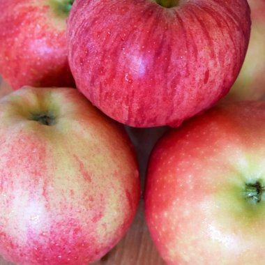 Gala ve Ligol çeşitlerinden birkaç elma, yakın çekim..