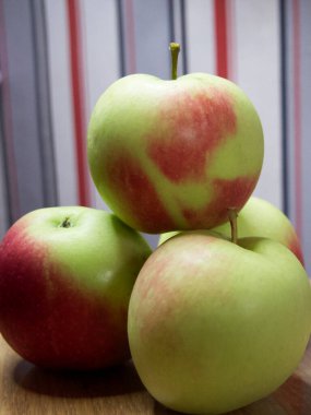 Bir demet sulu kırmızı kenarlı elma, yakın çekim. Olgun meyve.