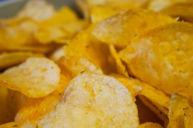 Baharatlı patates cipsi, yakın çekim. Kızarmış patates..