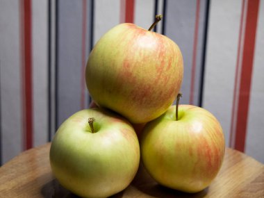 Bir demet gala elması. Birkaç meyve, yakın çekim..