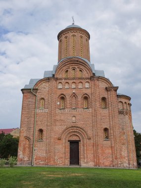 Ukrayna 'nın Chernihiv şehrindeki ortaçağ tuğla kilisesi. Chernihiv 'deki Cuma Kilisesi (daha doğrusu Torg' daki St. Paraskevi Kilisesi). XII. Yüzyılın sonlarında inşa edilmiş..