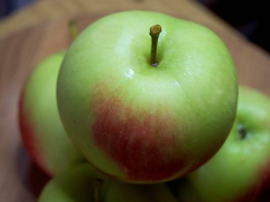 Bir demet sulu kırmızı kenarlı elma, yakın çekim. Olgun meyve.