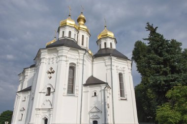 Ukrayna 'nın Chernihiv kentindeki St. Catherine Ortodoks Kilisesi' nin üzerinde güzel bulutlu bir gökyüzü. Ukrayna barok mimarisinin bir örneği. Kilise Kazak Barok tarzında inşa edildi..