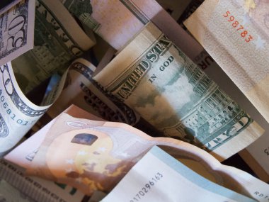 Nakit paralar ve avrolar birbirine karışmış, yakın çekim..