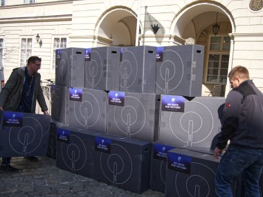 Lviv, Ukrayna, 25 Mart 2022. Elon Musk 'un şirketi Spacex' in internet ekipmanlarıyla dolu kutuların yanında iki adam var. Yıldız bağlantısı terminalleri. Ukrayna için insani yardım.