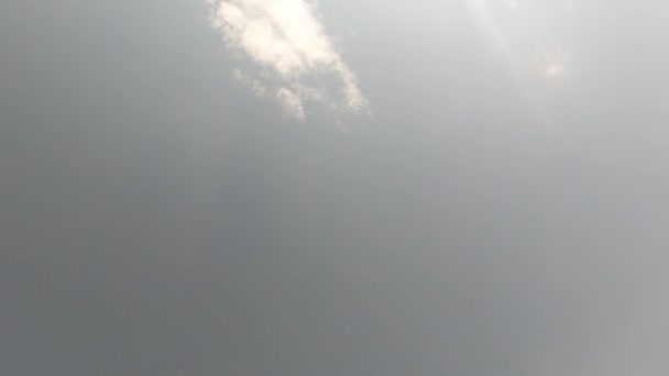 澄んだ空に透明度の高い雲 タイムラプスビデオ 空は背景のようです — ストック動画