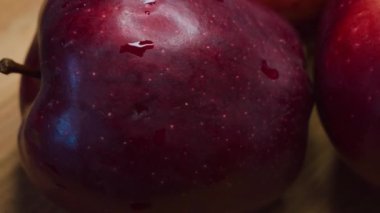 Yakından çekilen olgun kırmızı elmalar.