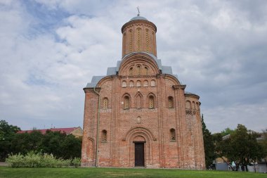 Bulutlu bir günde kilise. Chernihiv 'deki Cuma Kilisesi (Torg' daki St. Paraskevi Kilisesi) bir Ortodoks kilisesidir. XII. Yüzyılın sonlarında inşa edilmiş..