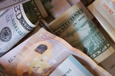 Nakit paralar ve avrolar birbirine karışmış, yakın çekim..