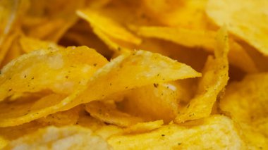 Baharatlı patates cipsi, yakın çekim. Kızarmış patates..