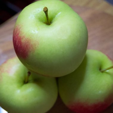 Bir demet sulu kırmızı kenarlı elma, yakın çekim. Olgun meyve.