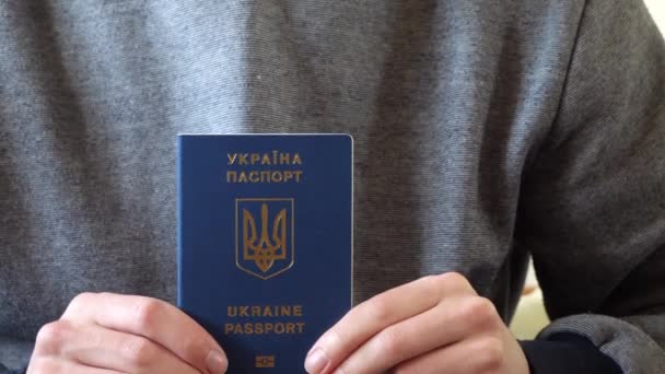 Pasaporte Biométrico Extranjero Ucraniano Mano Primer Plano — Vídeo de stock