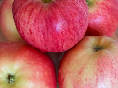 Gala ve Ligol çeşitlerinden birkaç elma, yakın çekim..