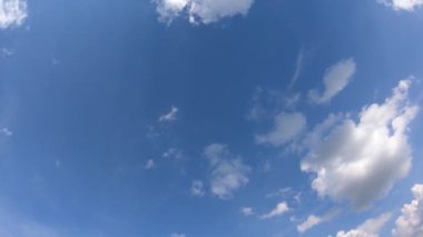Mavi gökyüzünde beyaz bulutlar, video zaman dilimi. Sıcak bir gün.. 