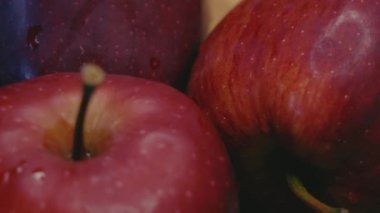 Yakından çekilmiş olgun kırmızı elmalar. 4k video, yumuşak odak.