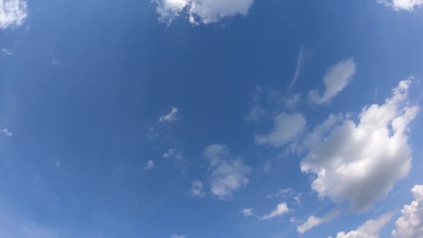 Witte Wolken Een Blauwe Lucht Video Tijdspanne Een Warme Dag — Stockvideo