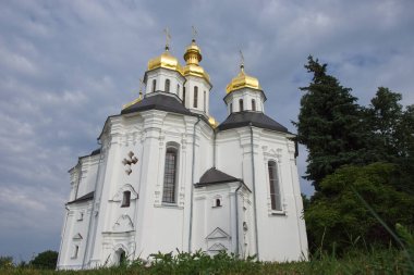 Ukrayna 'nın Chernihiv kentindeki St. Catherine Ortodoks Kilisesi' nin üzerinde güzel bulutlu bir gökyüzü. Barok mimarisinin bir örneği. Kilise beş altın kubbesiyle ayırt edilir..