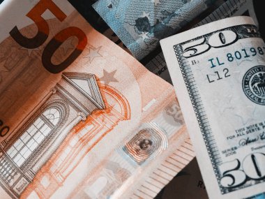 Kağıt banknotlar 50 dolar ve 50 avro değerinde, yakın çekim..