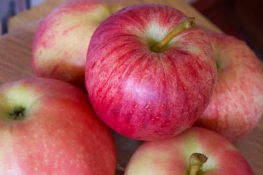 Gala ve Ligol çeşitlerinden birkaç elma, yakın çekim..