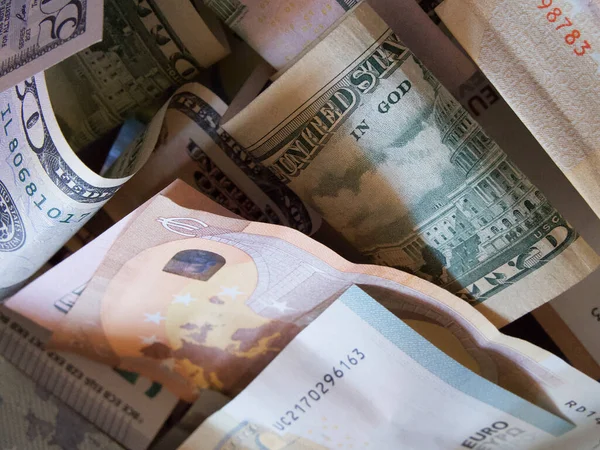 Nakit paralar ve avrolar birbirine karışmış, yakın çekim..