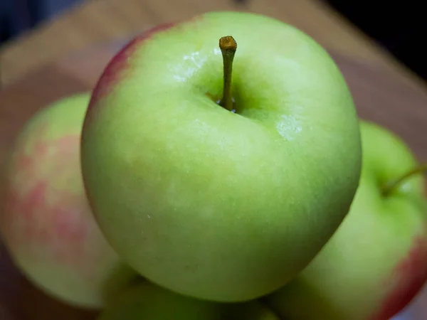 Ein Paar Rote Äpfel Eine Nahaufnahme Saftige Früchte — Stockfoto
