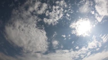 Arka plan olarak gökyüzü. Güneşli sıcak hava. Gün boyunca gökyüzünde değişebilir bulutlar.