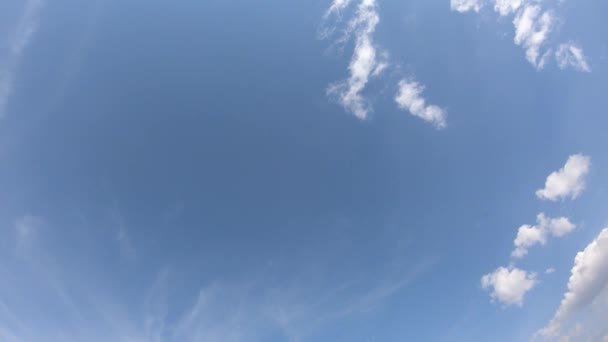 Witte Wolken Een Blauwe Lucht Video Tijdspanne Lucht Als Een — Stockvideo