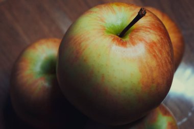 Birkaç gala elması, yakın çekim. Meyve..