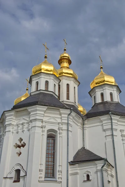 Catherine 'in Kilisesi Ukrayna' nın Chernihiv şehrinde işleyen bir kilisedir. Aziz Catherine Kilisesi Kazak döneminde inşa edilmiştir ve Ukrayna Barok tarzında beş altın kubbesiyle ayırt edilir..