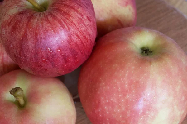 Gala ve Ligol çeşitlerinden birkaç elma, yakın çekim..