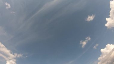 Mavi gökyüzünde beyaz bulutlar, video zaman dilimi. Açık bir gün. 