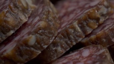 Tütsülenmiş salam parçaları, makro video. Sosis.