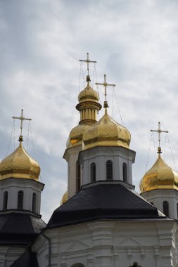 Gökyüzüne karşı eski bir Ortodoks kilisesinin yaldızlı kubbeleri. Catherine 'in Kilisesi Ukrayna' nın Chernihiv şehrinde işleyen bir kilisedir. St. Catherine Kilisesi Kazak Barok tarzında inşa edilmiştir..