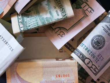 Nakit paralar ve avrolar birbirine karışmış, yakın çekim..