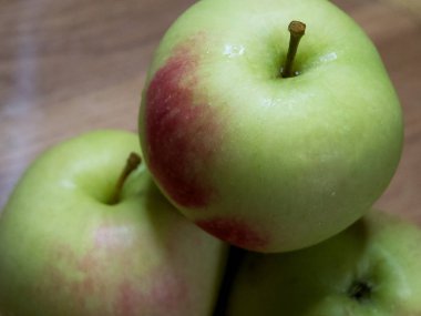 Bir demet sulu kırmızı kenarlı elma, yakın çekim. Olgun meyve.