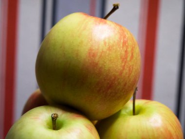 Bir demet gala elması. Birkaç meyve, yakın çekim..