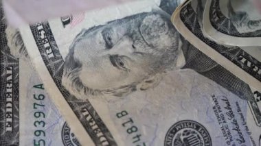 Bir dolar banknotunda Başkan Grant 'in detaylı bir portresi. Amerikan kağıt parası. 4k makro video.