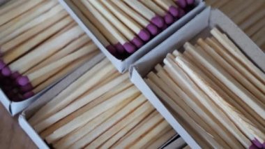 Bir sürü kibrit kutusu, yakın çekim video. Detaylı 4k çözünürlük videosu. Kibrit kutusu, makro videolar.