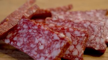 Dilimlenmiş salam sosisi, yakın plan. Sosis sunumu.