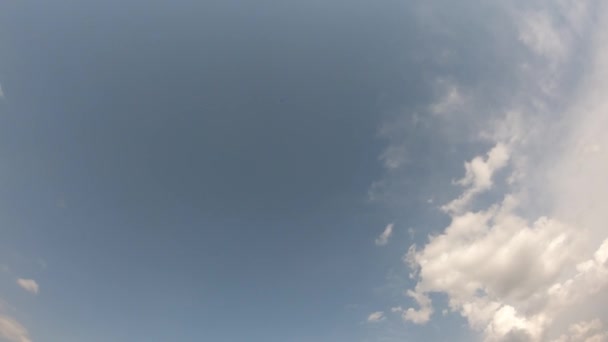 Блакитне Небо Білі Хмари Швидко Плавають Змінюють Форму Місце Тексту — стокове відео
