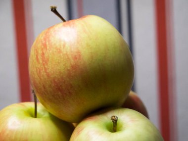 Bir demet gala elması. Birkaç meyve, yakın çekim..