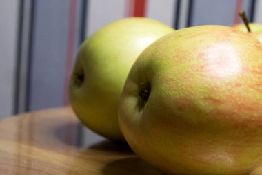 İki olgun elma, yan görünüm. Meyveli yakın çekim..