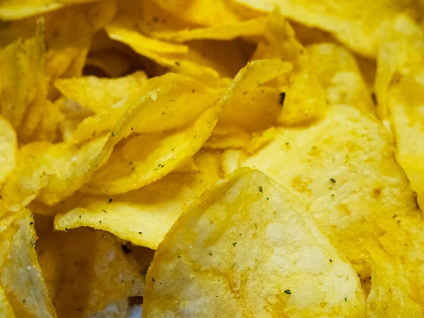 Baharatlı patates cipsi, yakın çekim. Kızarmış patates..