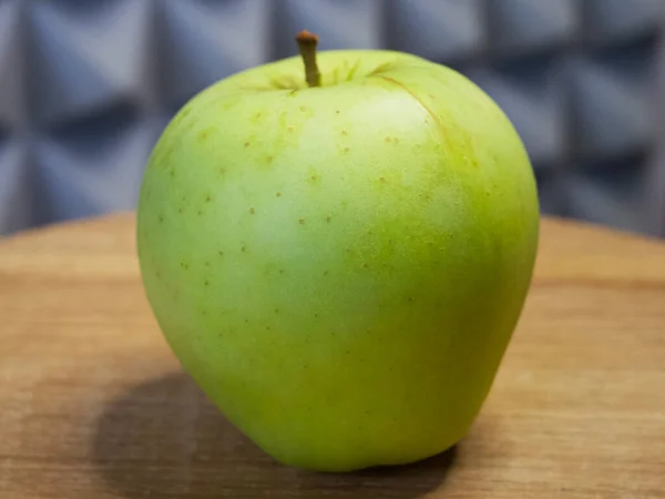 Une Grande Pomme Sur Une Surface Bois Vue Latérale Gros — Photo